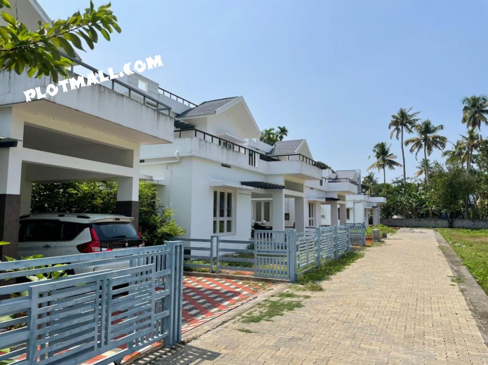 6 Cent House / Villa for Sale at Aluva Budget - 7800000 Total