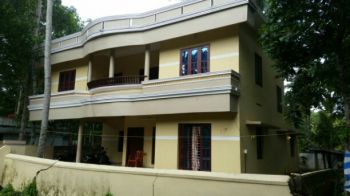 8 Cent House / Villa for Sale at Kayamkulam Budget - 5500000 Total