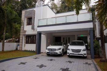 9 Cent House / Villa for Sale at Kottayam Budget - 12500000 Total